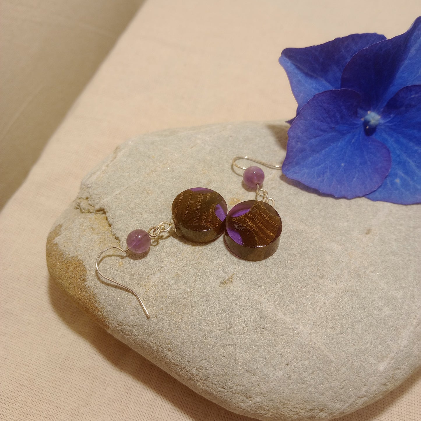 Boucles d'oreilles en bois flotté et résine avec perles d'améthyste