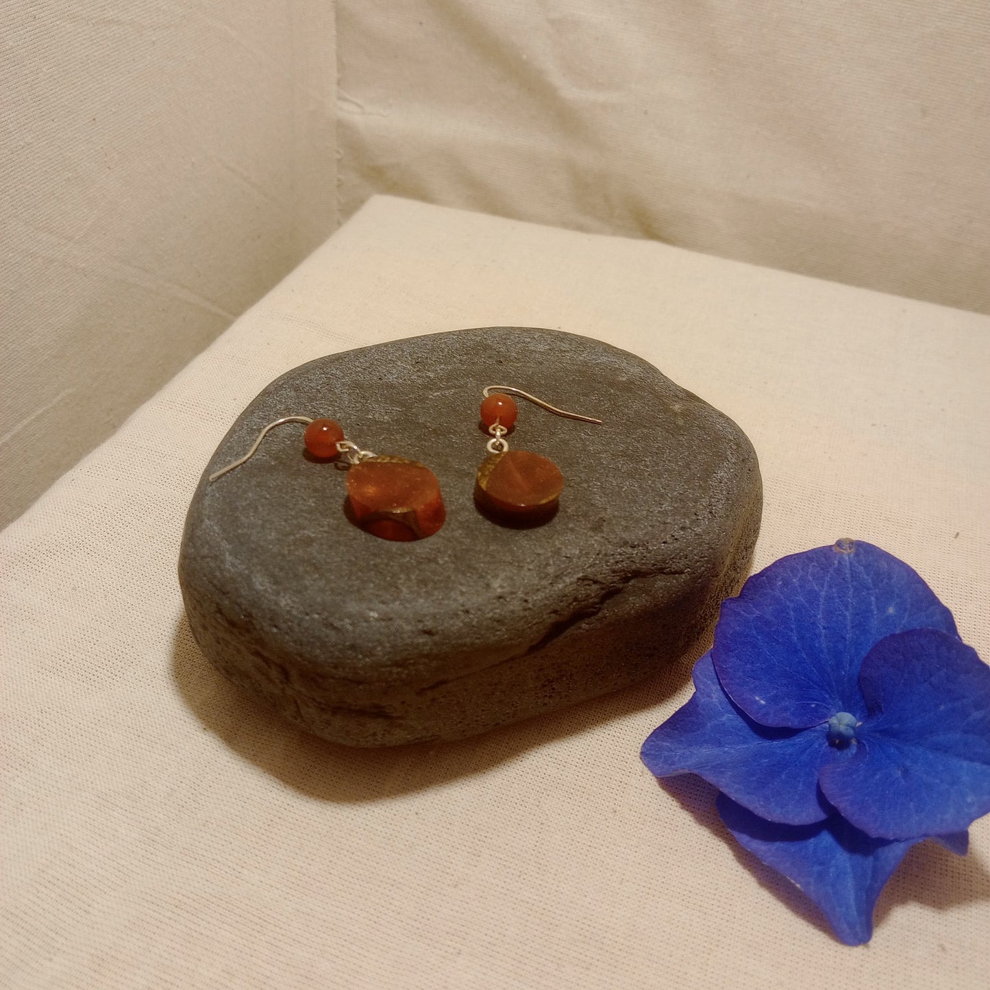 Boucles d'oreilles en bois flotté et résine avec perles de cornaline