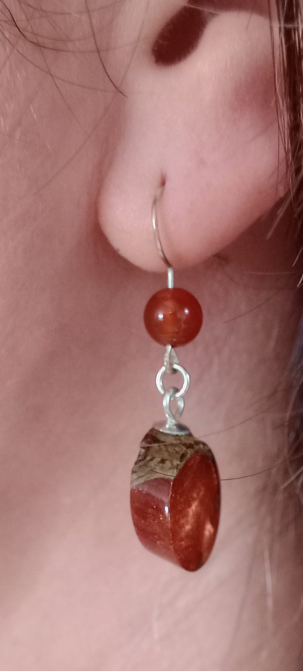 Boucles d'oreilles en bois flotté et résine avec perles de cornaline