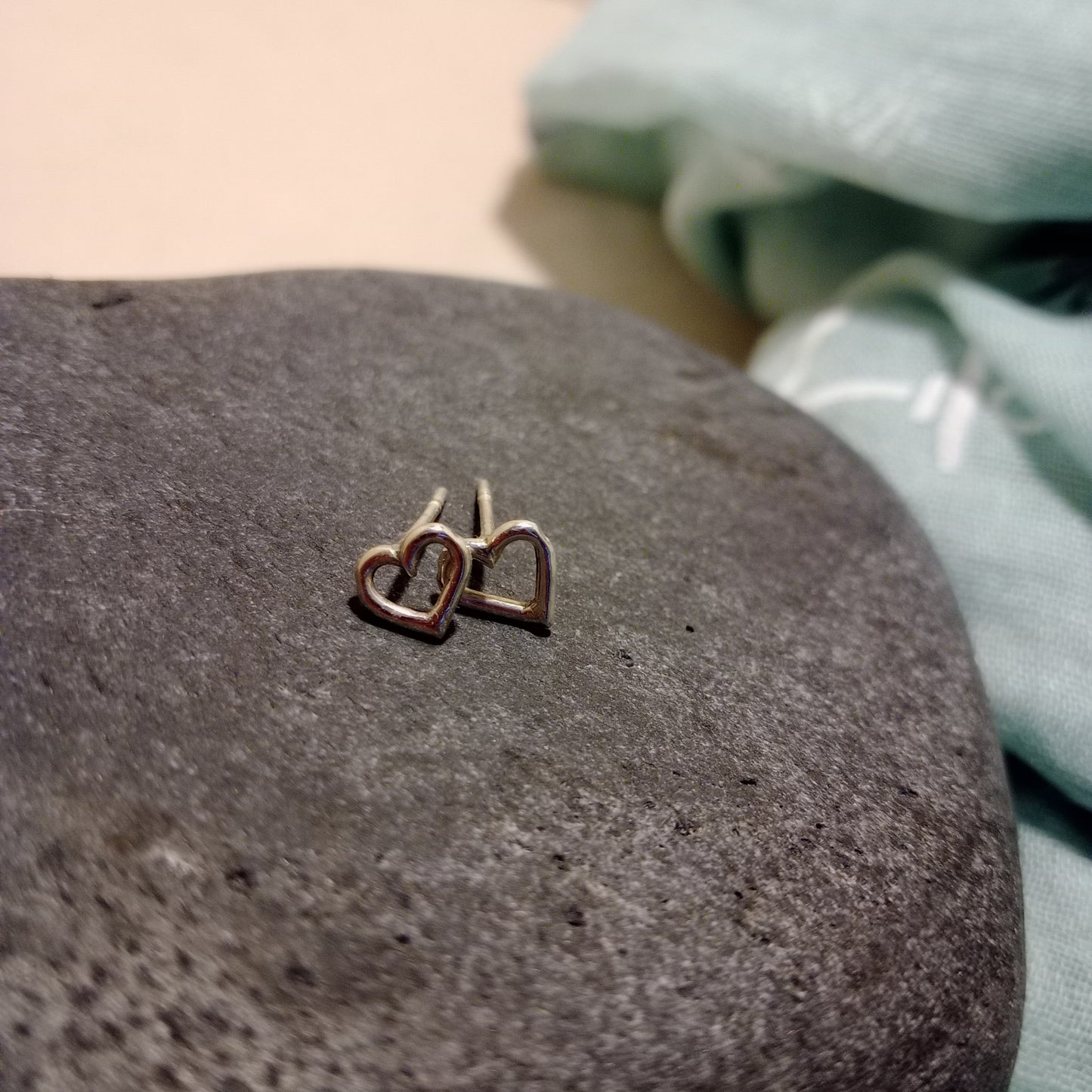 Grá sterling silver heart studs