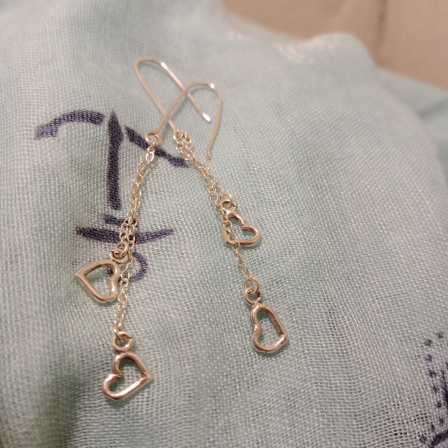 Grá  dangle heart earrings