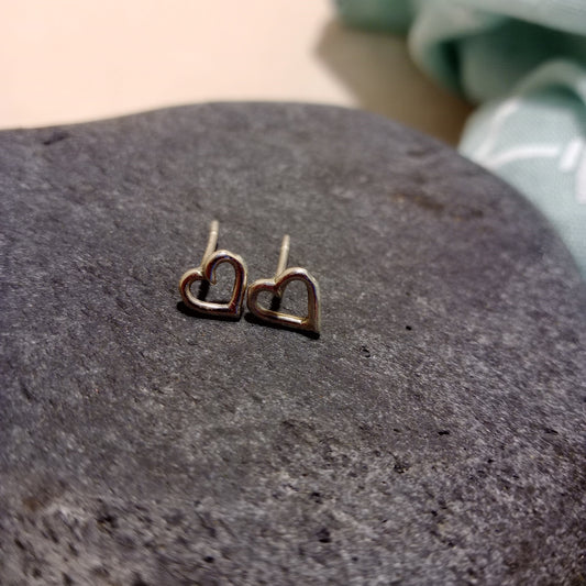 Grá sterling silver heart studs